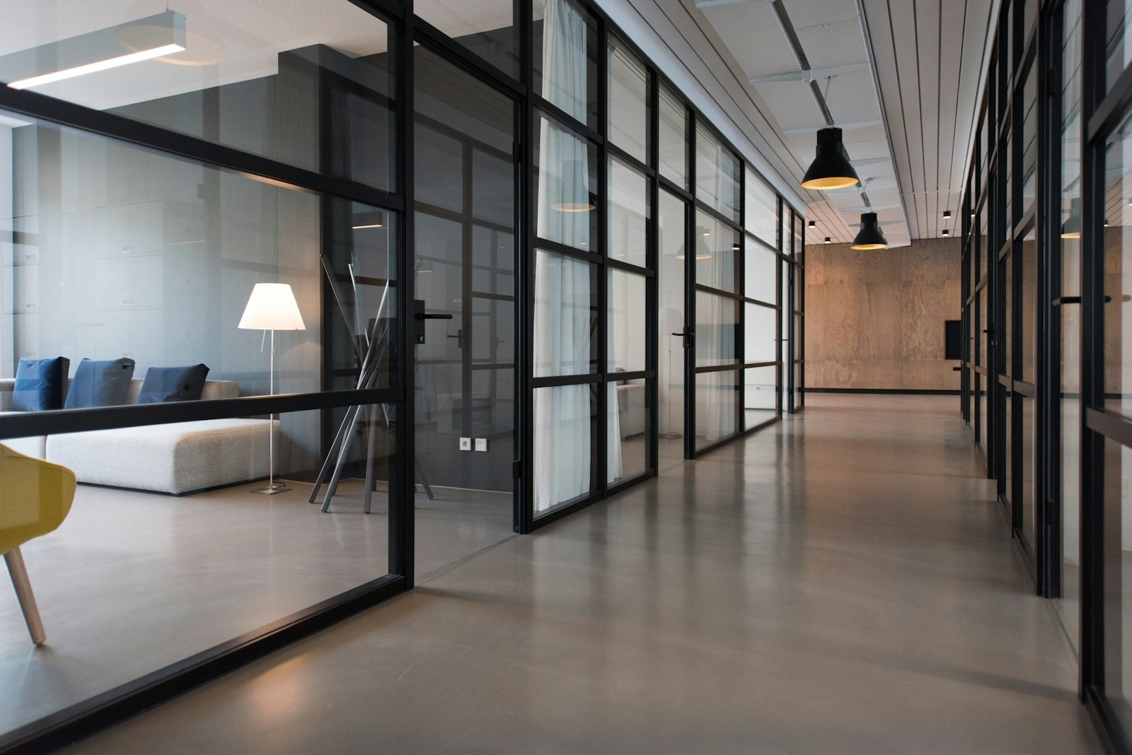 Espace de travail lumineux aux cloisons vitrées — photographie d’illustration